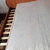 Двухспальную кровать с матрасом, в Барнауле