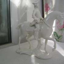 Фарфоровую статуэтку-Всадник на коне-,Германия,Нимфенбург,1920-е гг.,ск.Т.Кернер, в Москве