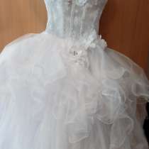 Платье свадебное со стразами цветами пышное, в Березниках