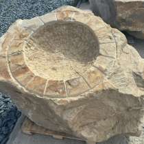 Очаг кострище глыбе природного камня, в Шахтах