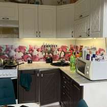 Продам кухонный гарнитур +мойка+ сместитель+ вытяжка, в Воткинске