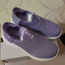 Продам кеды. Новые поносить не успели. Без застёжки легкие, в Москве