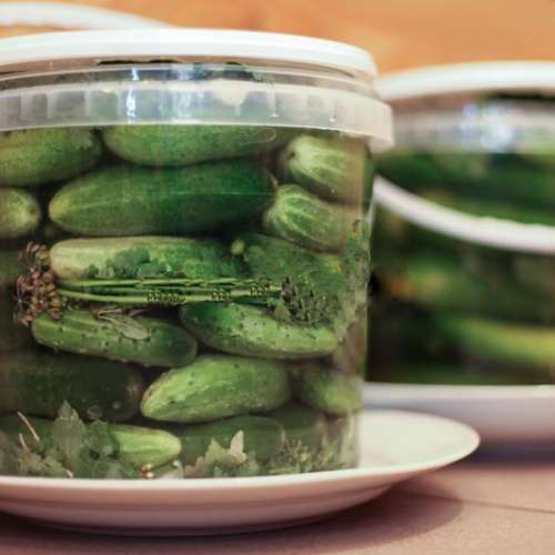 Посол огурцов в ведре на зиму. Бочонок с огурцами. Огурчики домашние. Как накрыть банку без крышки. Соленые огурцы в ведерке.