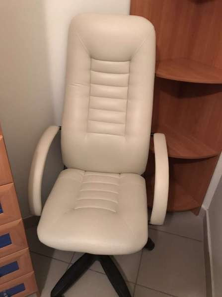 Кресло компьютерное (эко-кожа, цвет-бежевый)