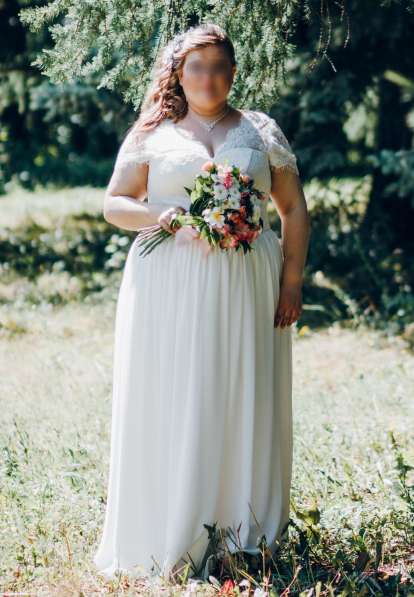 Свадебное платье с кружевным верхом и коротким рукавом