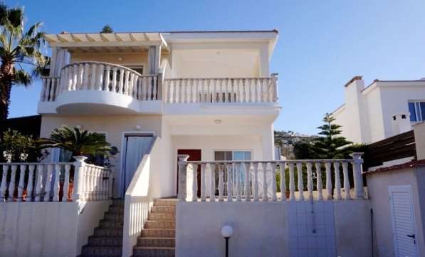 Полу-смежный дом в Пафосе-Кипр