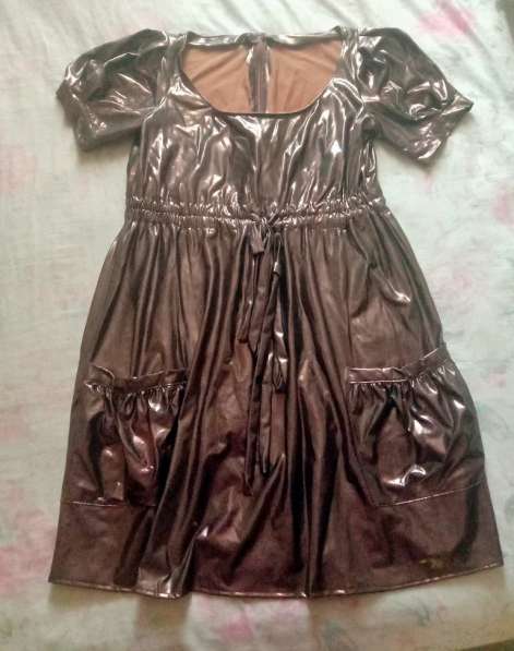 Платье с эффектом металлик с карманами