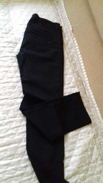 Черные брюки (джинсы) из качественной плотной тянущейся ткан