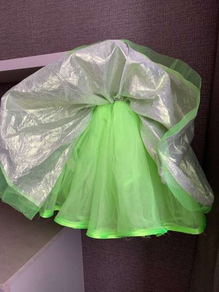 Зеленый нарядный костюм(юбка и боди) в фото 5