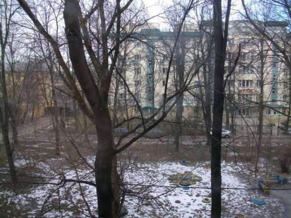 Продам четырехкомнатную квартиру в Москве. Этаж 3. Дом кирпичный. Есть балкон.