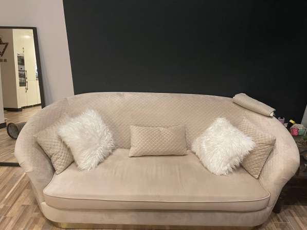 Продается красивый диван бежевого цвета. Цена: 800 AED в фото 6