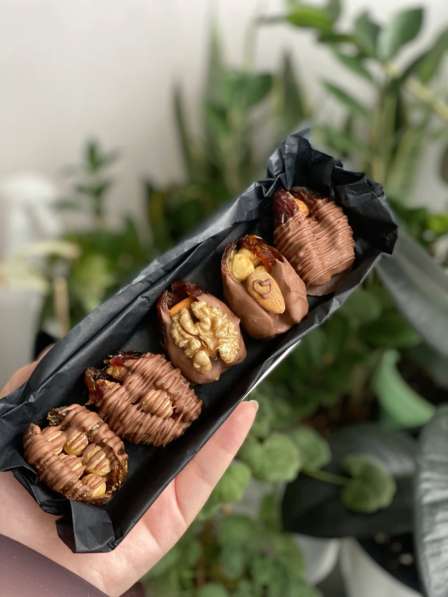 Финик Я делаю шоколад дома с арахисом