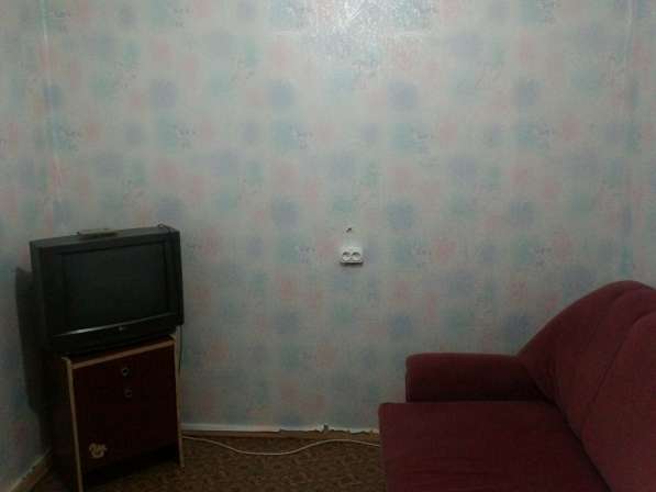 Сдаю комнату в коммуналке есть диван, стол, телевизор в Казани фото 3