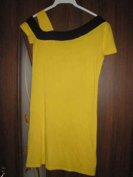 Платье трикотажное желтое с черным рисунком в 