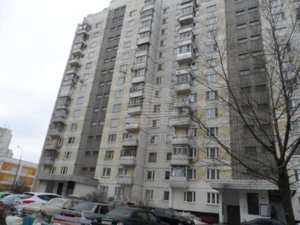 Продам двухкомнатную квартиру в Москве. Жилая площадь 55 кв.м. Дом панельный. Есть балкон.