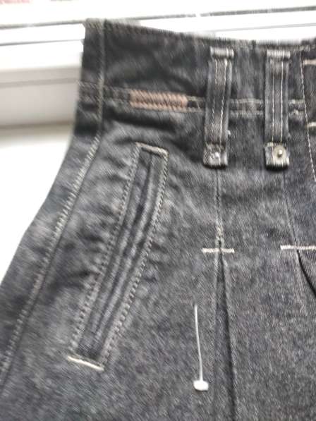 Новая черная фирменная джинсовая юбка со складками 30 размер в Пятигорске фото 5