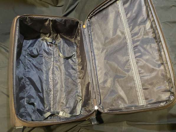 Дорожный чемодан на колесах в Санкт-Петербурге