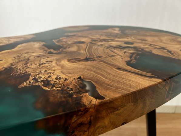 Стол из карагача и эпоксидной смолы