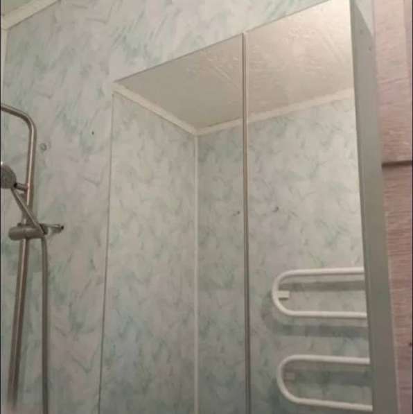 Шкаф в ванную комнату с полками и зеркалом в Ижевске