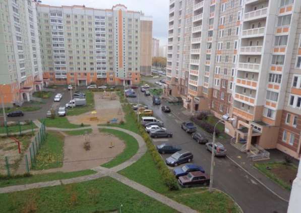Продам двухкомнатную квартиру в Подольске. Жилая площадь 55 кв.м. Этаж 10. Есть балкон.