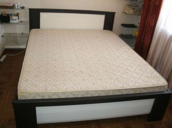 Продам двуспальную кровать с матрасом