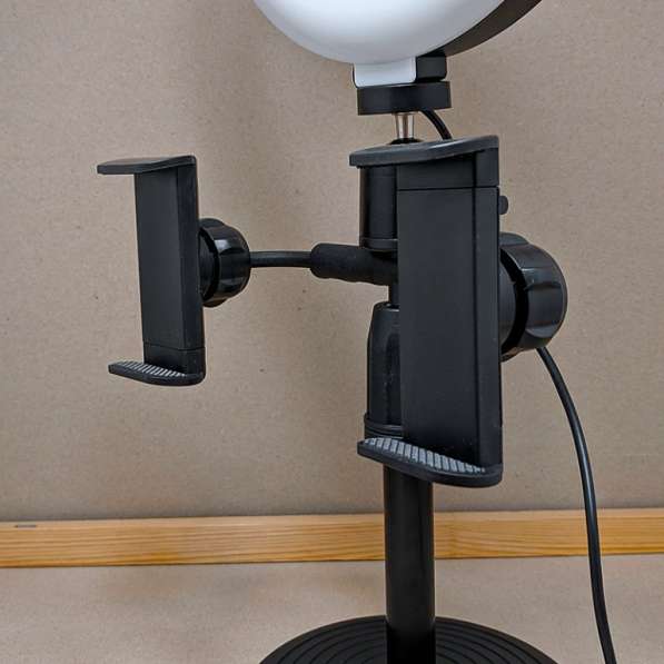Кольцевая лампа настольная 16 см с двумя держателями в фото 10
