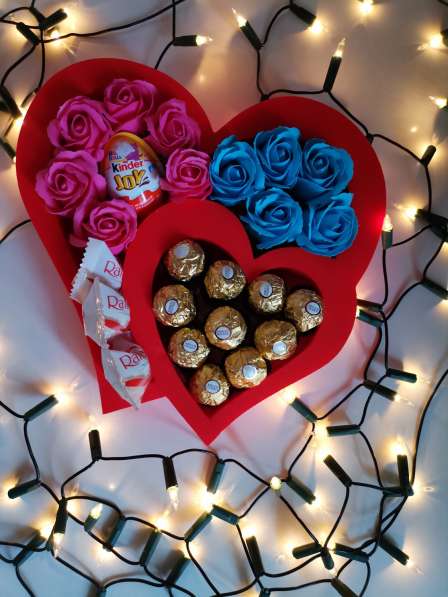 Пенобоксы с мыльными розами и конфетами в фото 3
