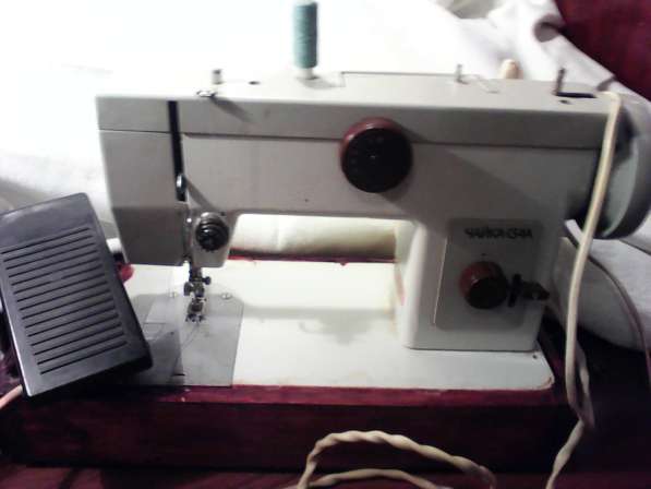 Электрическая швейная машина "Чайка 134 А" в чехле