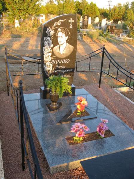 Красивый памятник женщине в Симферополе фото 9