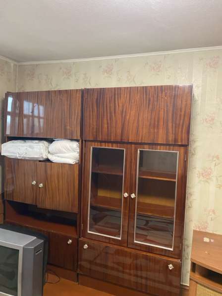 Отдам стенку полированную темно-коричневую 4 секции