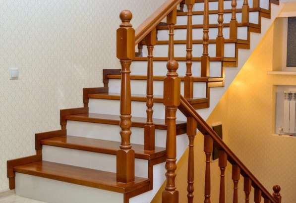 Облицовка лестниц деревом в Москве