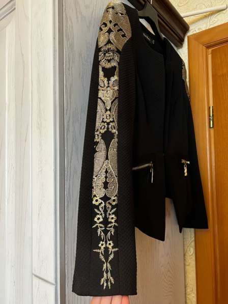 Чёрный пиджак с золотистыми вставками в Нальчике