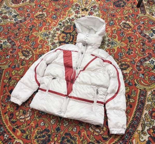 Пуховик Valentino x moncler в Москве