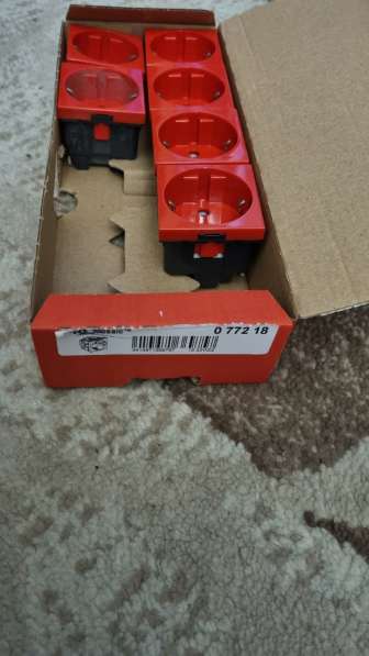 Розетка электрическая Legrand Mosaic (красный)