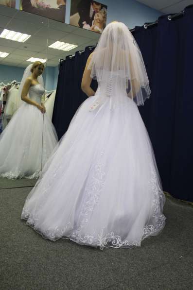 Белое новое пышное дизайнерское свадебное платье в Москве