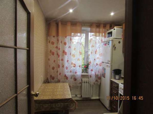 Продам двухкомнатную квартиру в Подольске. Жилая площадь 46 кв.м. Дом панельный. Есть балкон.