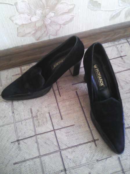 Две пары туфель на каблуке чёрного цвета.38 размера