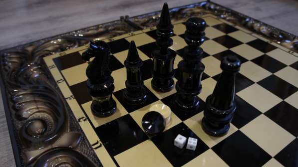 Резные шахматы и нарды из массива Кедра