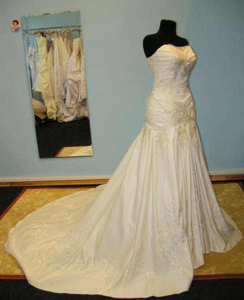 Авторское свадебное платье ручной работы со шлейфом в Москве фото 3