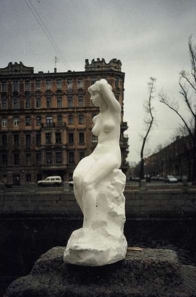 Скульптура обнажённой девушки в Санкт-Петербурге