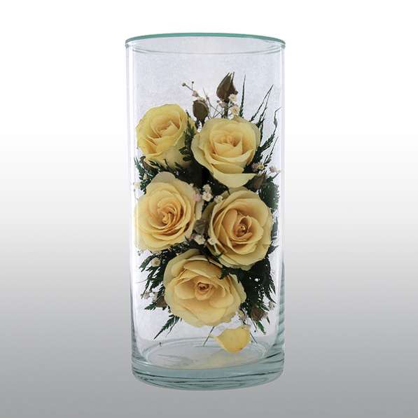 Розы кремовые и желтые в вазах из стекла в Москве фото 15