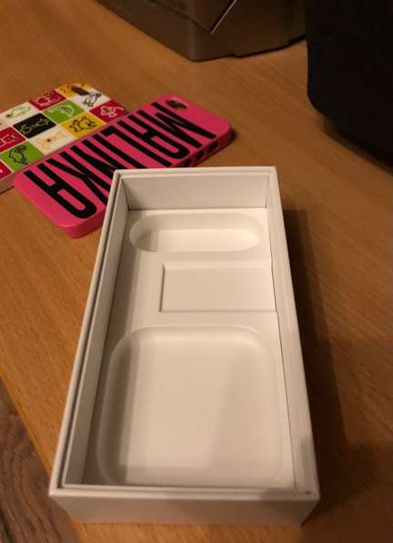 Коробка от розового iPhone SE (32 гб) и два чехла в Санкт-Петербурге