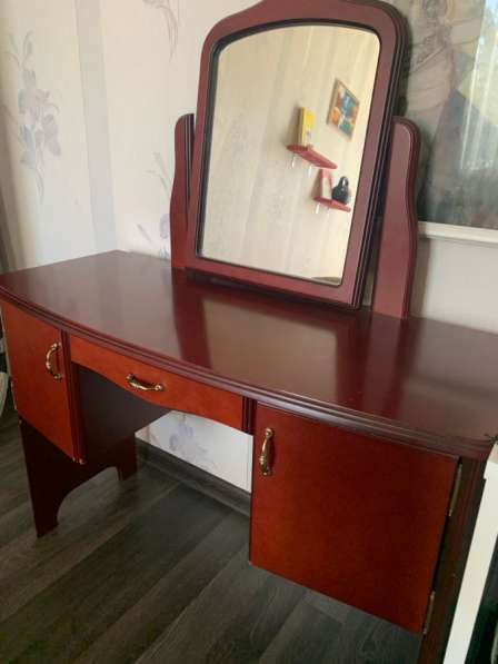 Столик туалетный