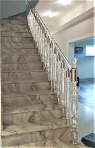 Прозрачные перила для лестницы (акрил), балясины в Краснодаре фото 4