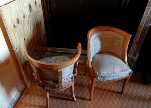 Старинные кресла карельской берёзы в Санкт-Петербурге