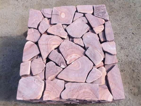 Песчаник галтованый Розовый с разводом камень природный