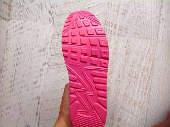 Яркие новые кроссовки в фото 3