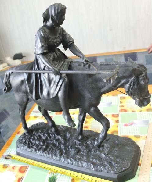 Чугунная скульптура Крестьянка с граблями на лошади, Касли в Ставрополе фото 7