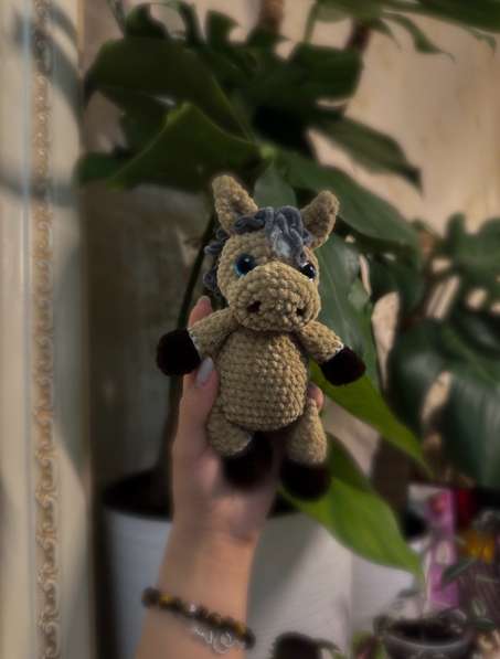 Вязаная игрушка лошадь