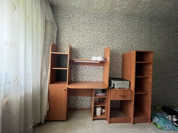 Письменный стол со стеллажом
